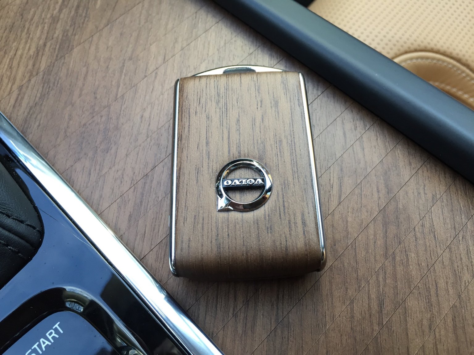 Hình 02- Ốp gỗ chìa khóa xe Volvo chính hãng